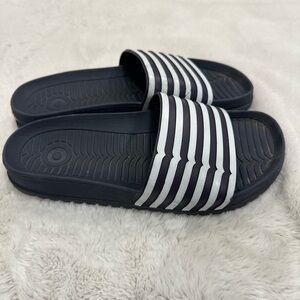 Men’s Hunter brand slides blue and white stripes size 8